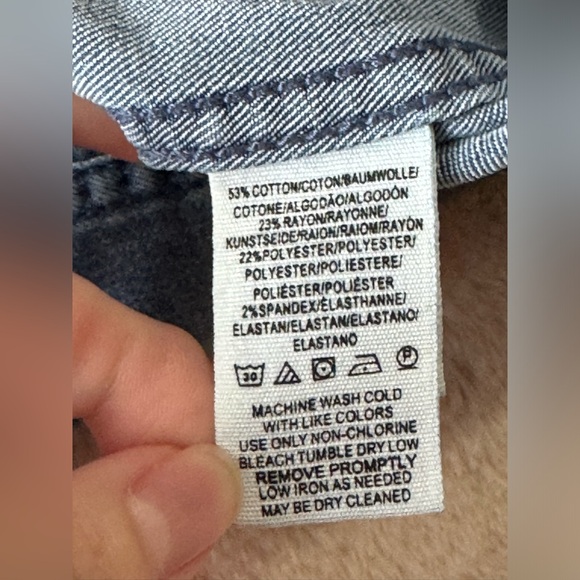 American Eagle Strigid mom jeans. Size 4R - Picture 9 of 9